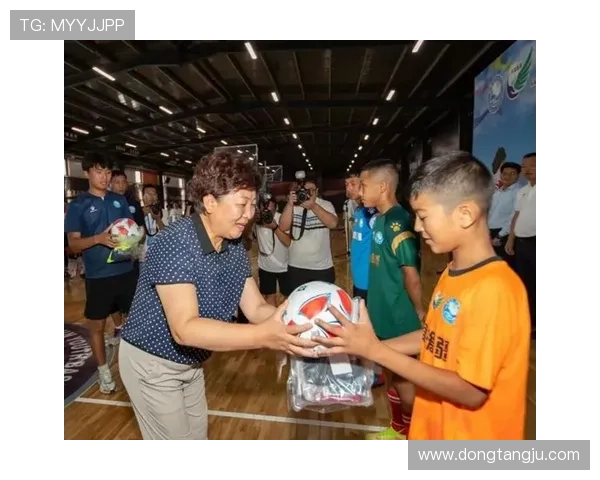 与足球明星的孩子亲密接触感受运动魅力与家庭温暖的瞬间 与足球明星的孩子亲密接触感受运动魅力与家庭温暖的瞬间