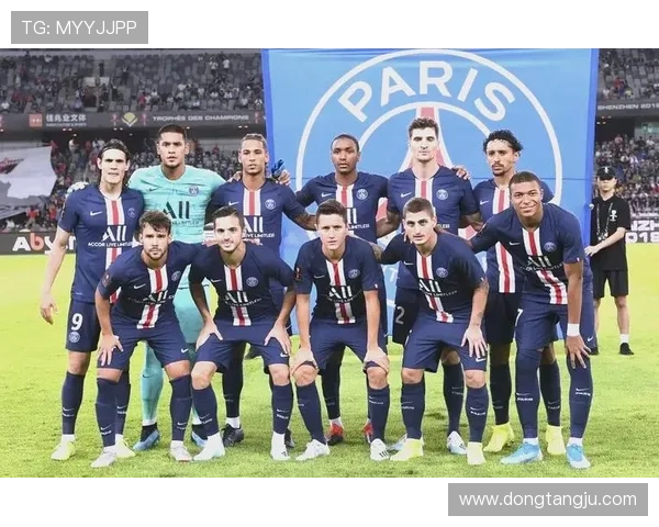 全球足球明星与他们的球队背后的故事与成就分析