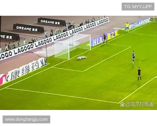 足球明星赛前意外受伤瞬间视频引发球迷热议与担忧 足球明星赛前意外受伤瞬间视频引发球迷热议与担忧